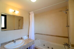 Family Villa, 3 Bedrooms, Pool Access, Garden View | Bathroom