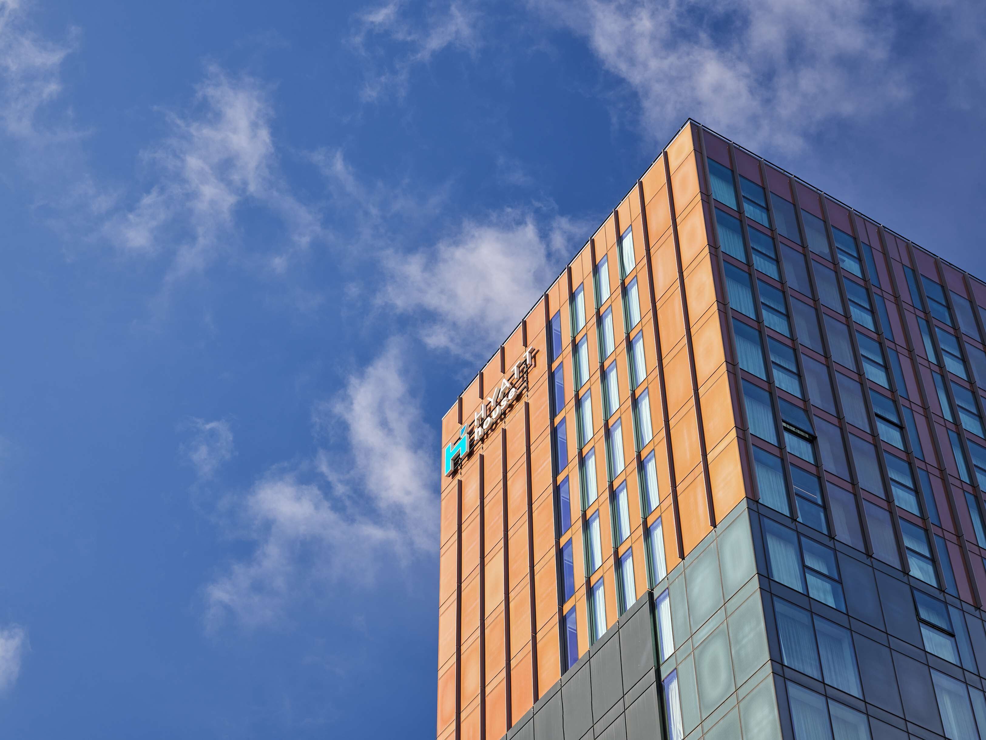 Un grand immeuble d’hôtel avec une enseigne bien visible indiquant « Hôtel ».