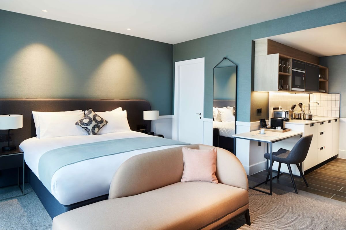 低過敏寢具、客房內保險箱、書桌、筆電工作空間
