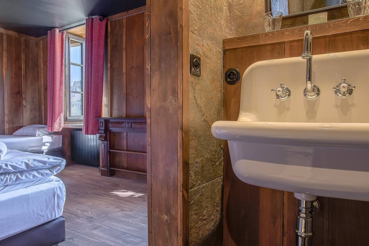 family room (randonneur) | bathroom | free toiletries, hair dryer, towels