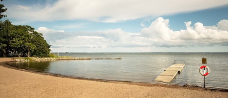 Una spiaggia nelle vicinanze