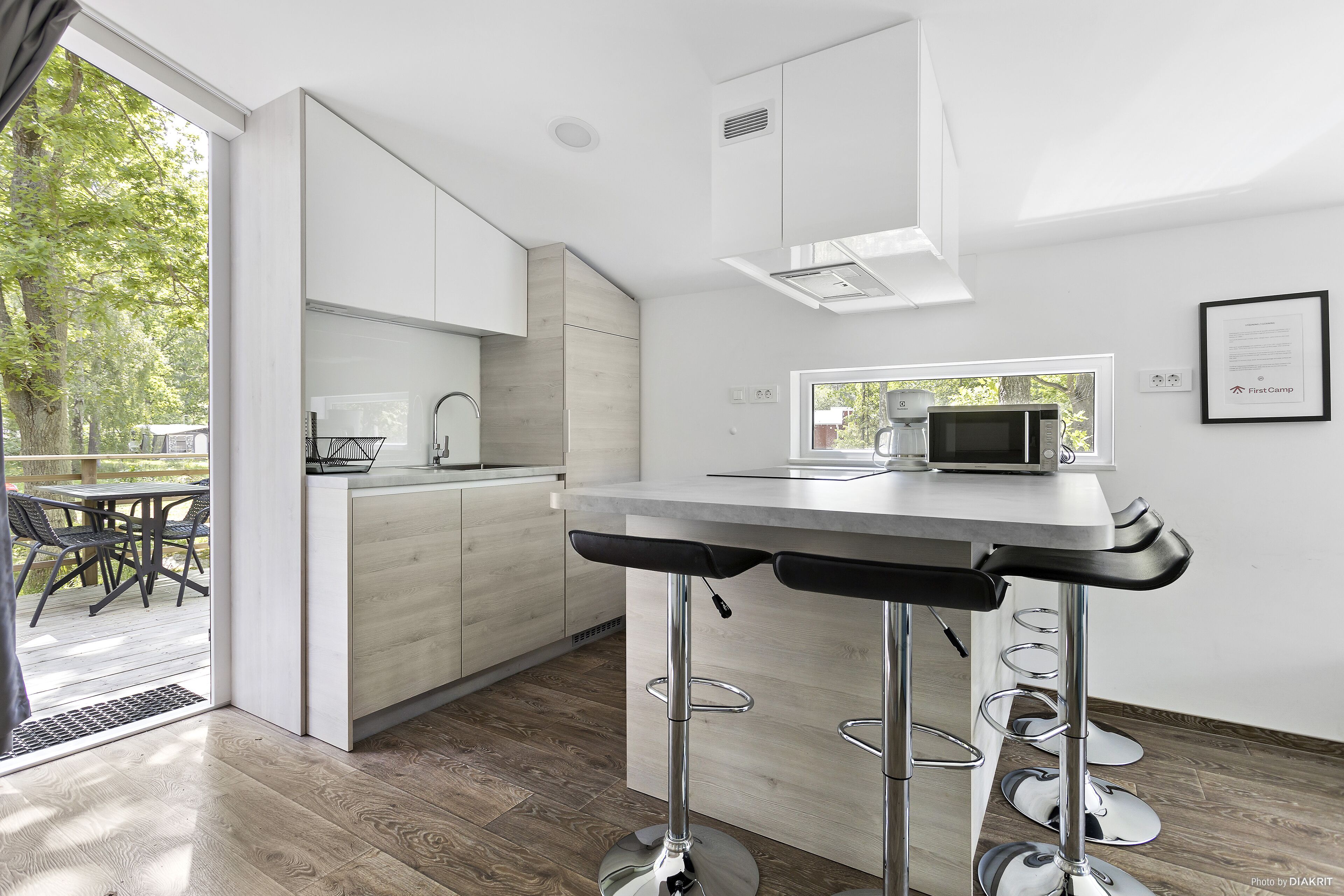 Deluxe Cabin | Private kitchen | Fridge, microwave, oven, stovetop