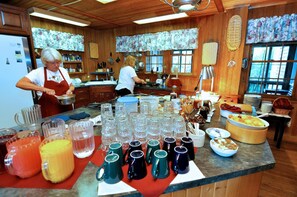 Restaurant - The Castle B&B on Silver Lake Harbor (Ocracoke)