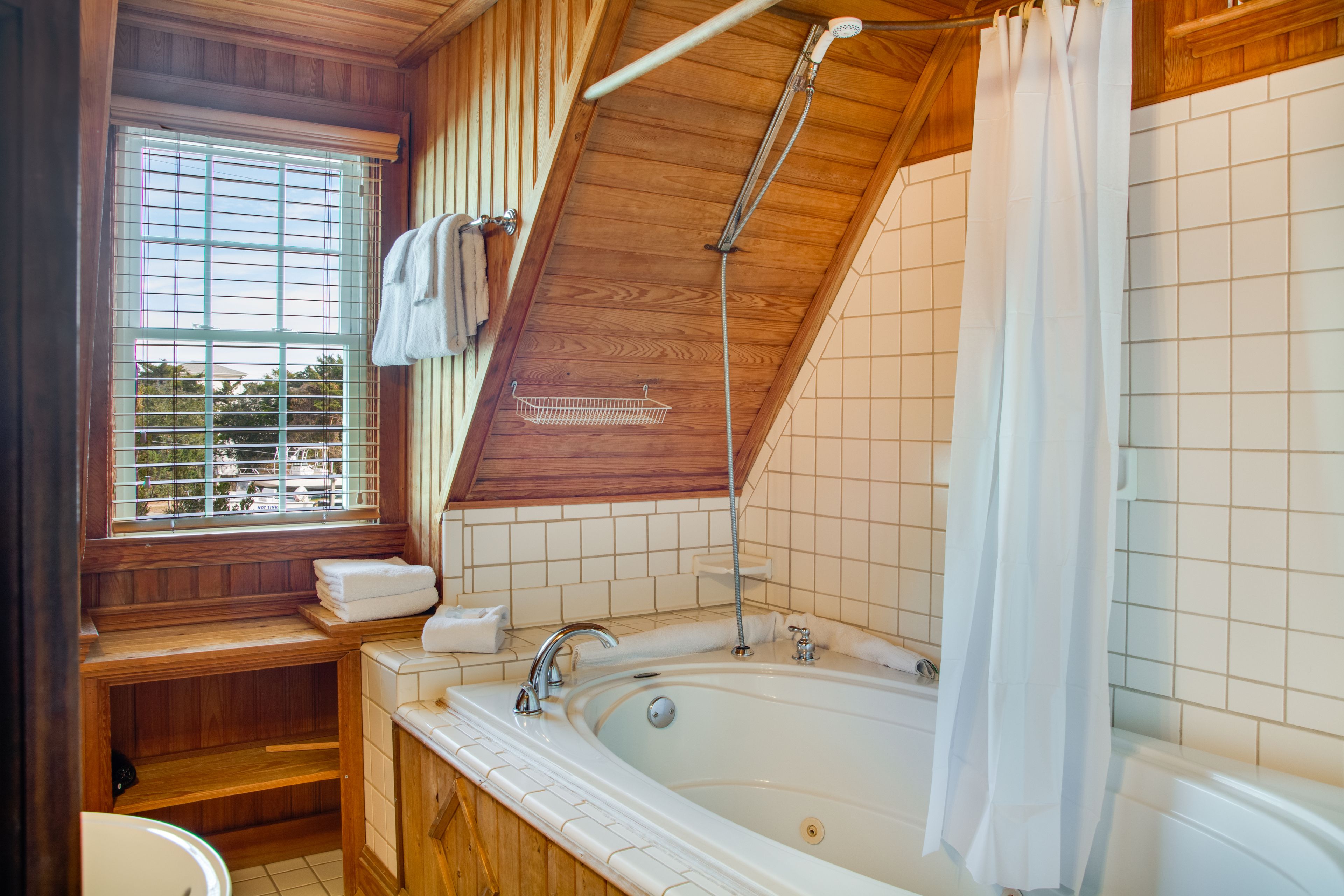 Room, 1 Queen Bed | Bathroom | Free toiletries, towels