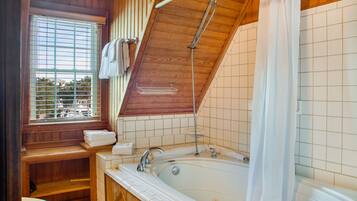 Room, 1 Queen Bed | Bathroom | Free toiletries, towels
