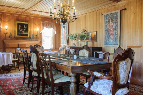 Dining - The Castle B&B on Silver Lake Harbor (Ocracoke)