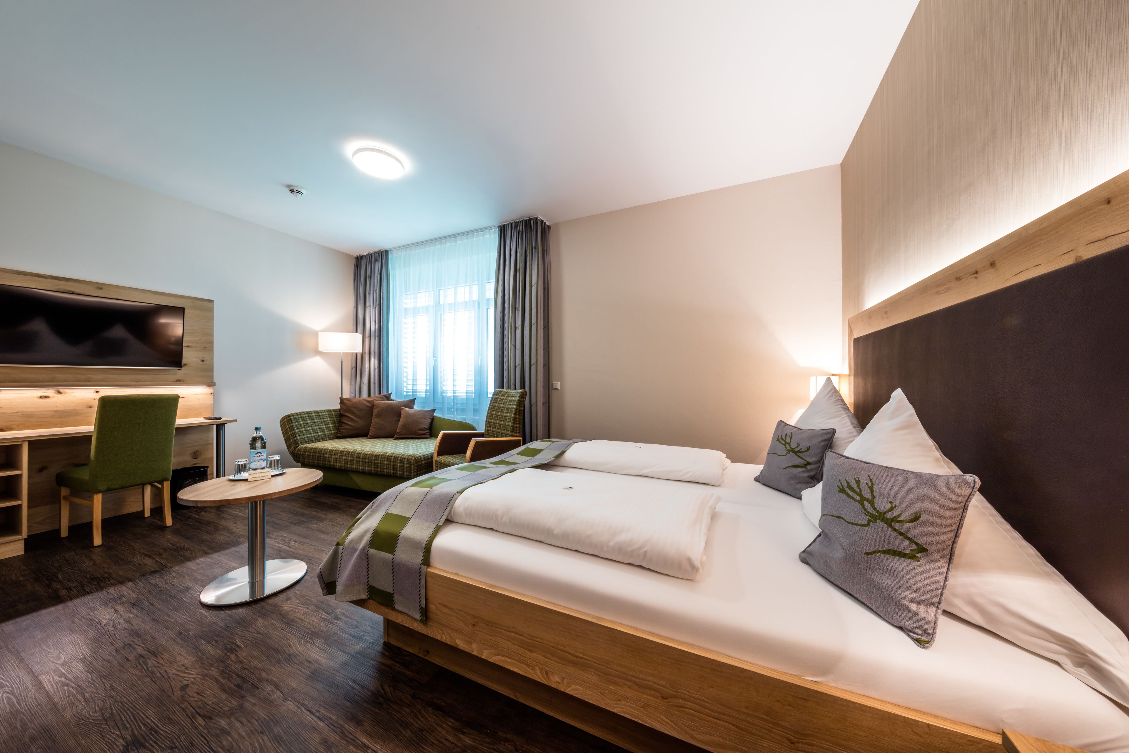 deluxe double room, refrigerator & microwave | 1 bedroom, hypo-allergenic bedding, in-room safe, desk