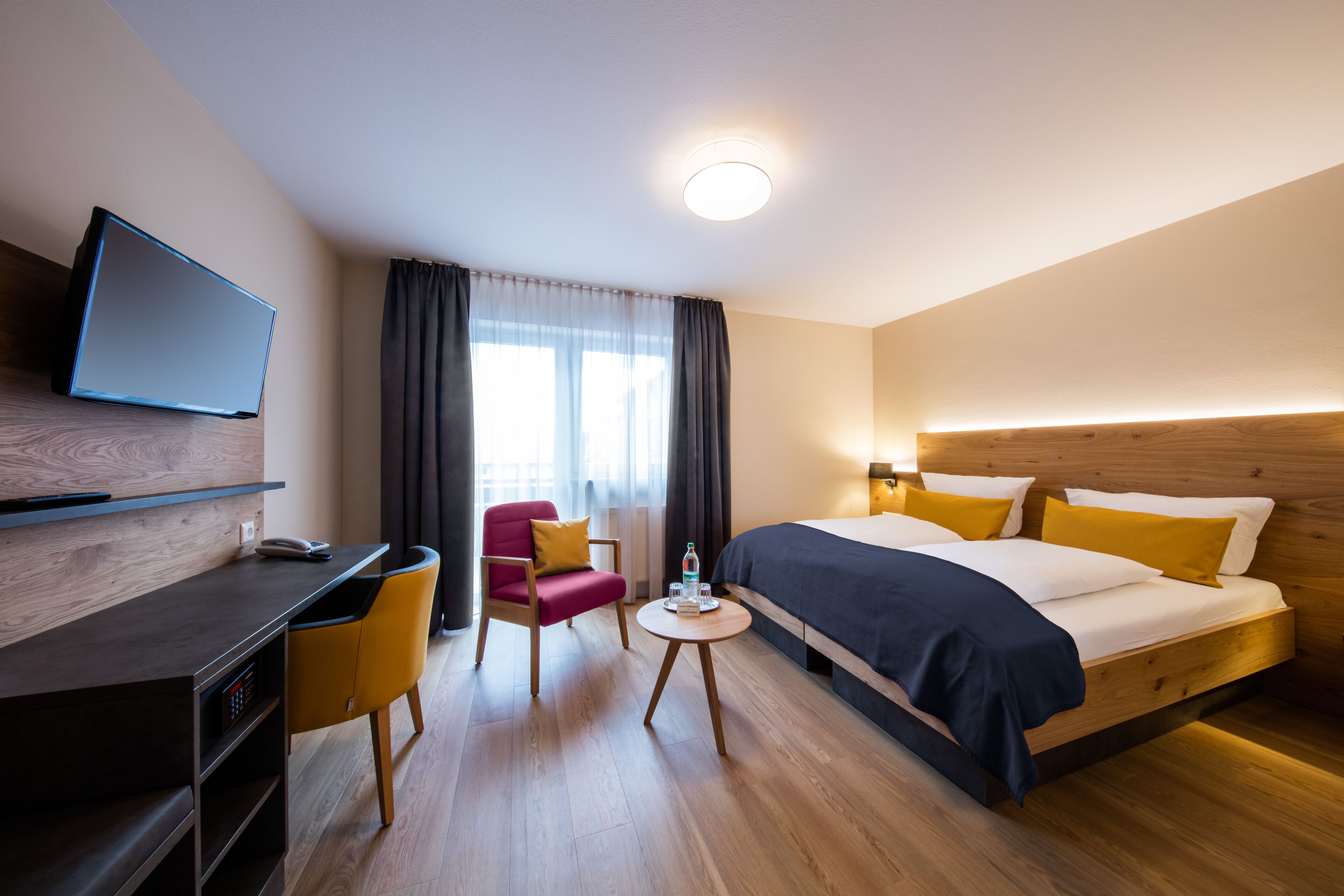 standard double room, 1 king bed | 1 bedroom, hypo-allergenic bedding, in-room safe, desk