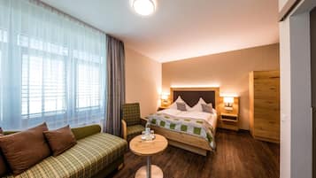Hypo-allergenic bedding, in-room safe, desk, soundproofing