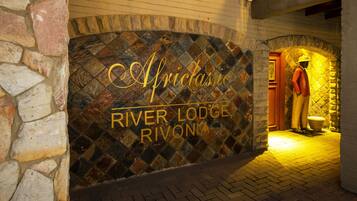 Façade de lâhĂ©bergement - soirĂ©e/nuit