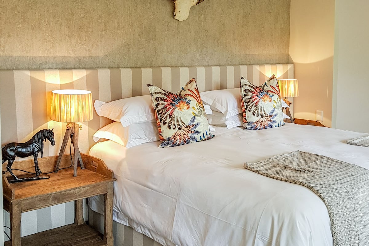 Deluxe Room | 1 bedroom, premium bedding, minibar, in-room safe
