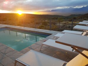 Außenpool, Sonnenschirme, Liegestühle