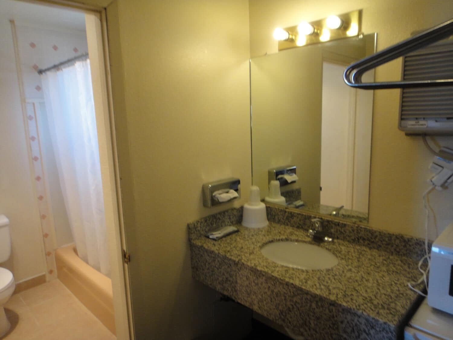 ฝักบัว, ฝักบัวนวดด้วยพลังน้ำ, ของใช้ในห้องน้ำฟรี