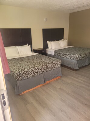 Individually decorated, individually furnished, desk, blackout drapes - Econo Lodge Las Vegas NM (Las Vegas)