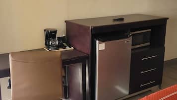 Trang trí khác biệt, trang bị nội thất với thiết kế riêng biệt, bàn