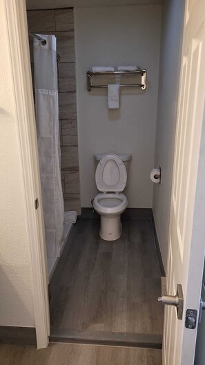 Chambre, 2 grands lits, accessible aux personnes à mobilité réduite, non-fumeurs (Efficiency) | Décoration personnalisée, ameublement personnalisé, bureau