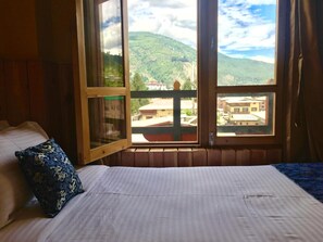 办公桌、折叠床/加床（额外收费）、免费 WiFi