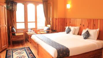 Desk, rollaway beds, free WiFi