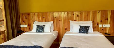 Deluxe-Doppelzimmer zur Einzelnutzung, 1 Schlafzimmer, Hügelblick | Schreibtisch, Zustellbetten, kostenloses WLAN