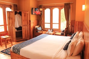 Desk, rollaway beds, free WiFi