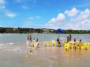 In Strandnähe, weißer Sandstrand, 10 Strandbars