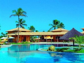 2 hồ bơi ngoài trời, dù/ô trên bãi biển/hồ bơi, ghế dài tắm nắng 