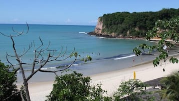 Playa en los alrededores, playa de arena blanca y 10 bares en la playa 