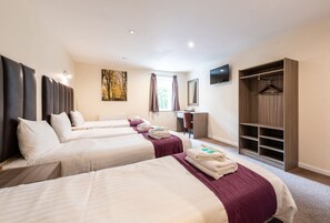 Chambre Quadruple, salle de bains privée | Bureau, fer et planche à repasser, Wi-Fi gratuit