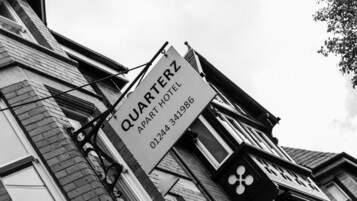 Señal del Quarter Hotel, que indica que es un hotel-apartamento.