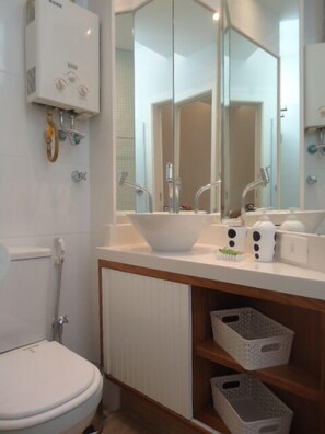 Traditional Apartment, Accessible, Kitchen | Bathroom | Shower, free toiletries, towels