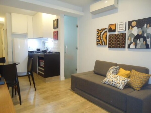 Apartamento tradicional, acessível, cozinha | Área de estar | TV