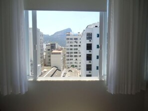 Apartamento tradicional, acessível, cozinha | Vista do quarto