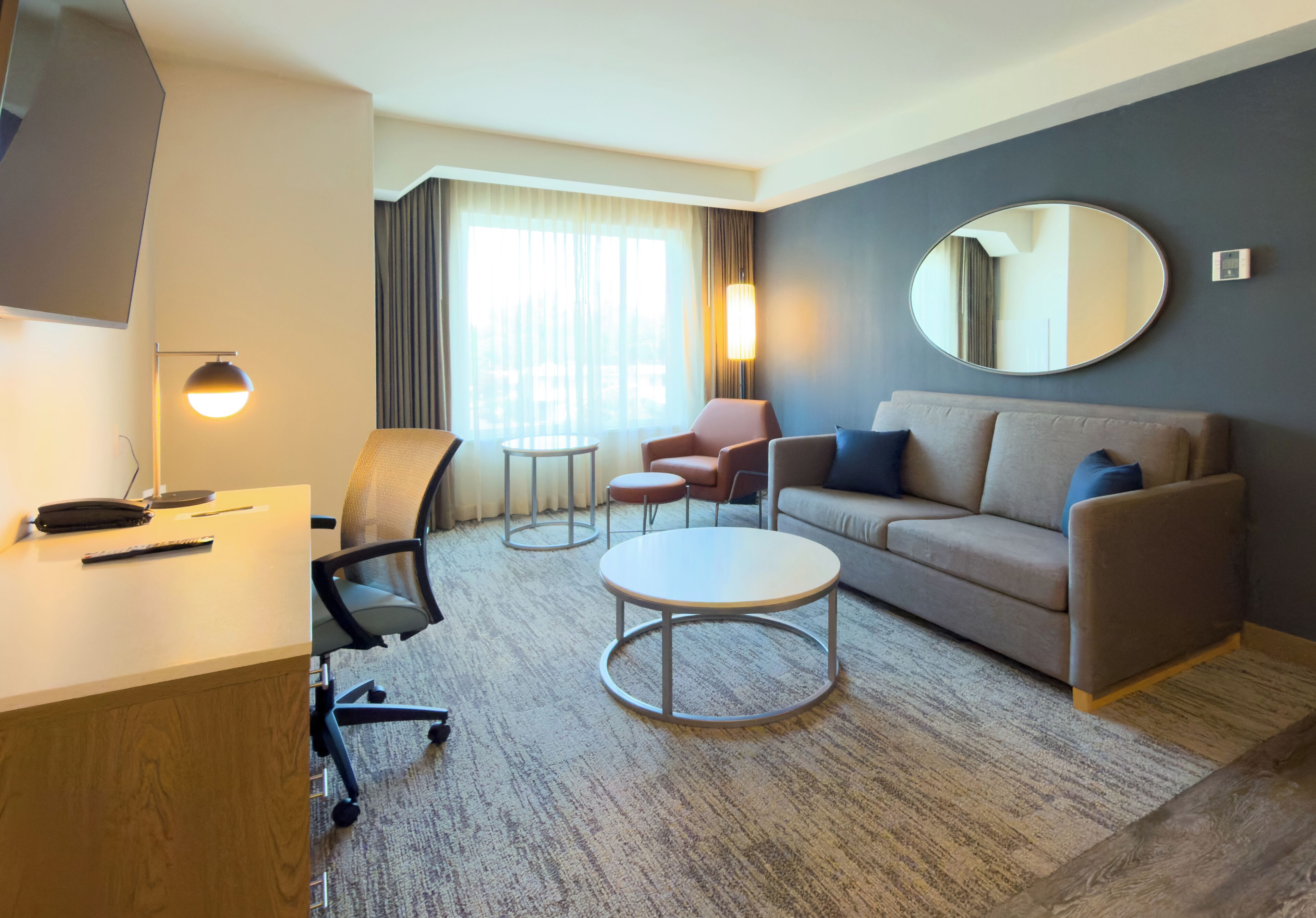 Suite, 1 cama King size y sofá cama, balcón | Escritorio y espacio para trabajar con laptop 