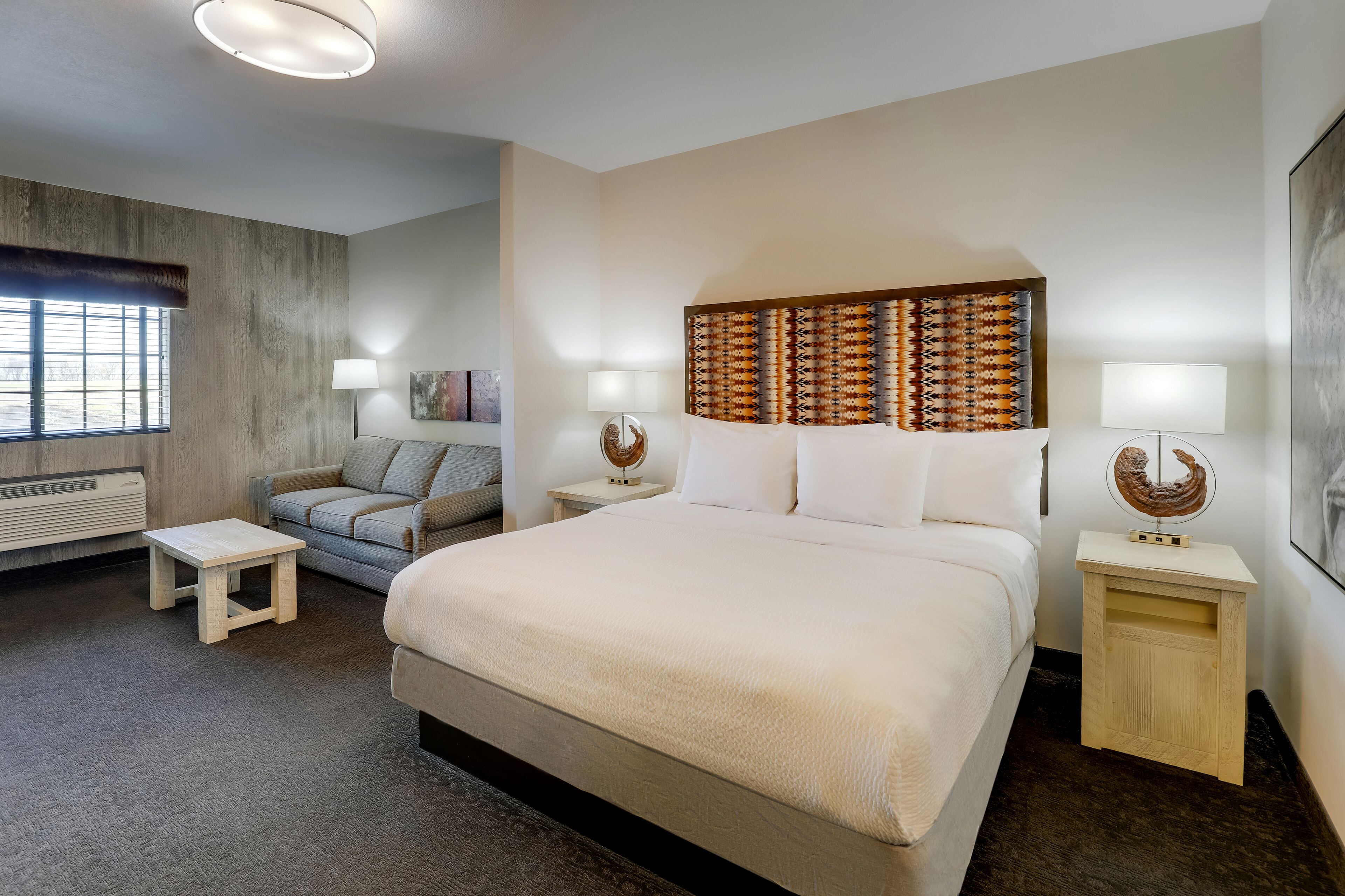 Cubrecamas, escritorio, tabla de planchar con plancha y wifi gratis 