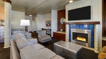 Theme Suite with Whirlpool | 1 bedroom, down comforters, desk, iron/ironing board
