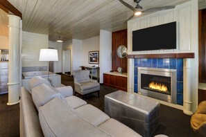 Suite – superior, 1 kingsize-seng med sovesofa, spabadekar | Dundyner, skrivebord, strykejern/-brett og wi-fi (inkludert)