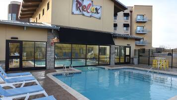 Una piscina techada, una piscina al aire libre