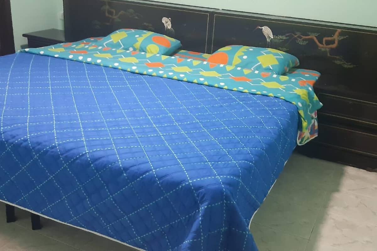 traditional twin room, 1 king bed | free wifi