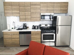 Studio | Private kitchen | Fridge, microwave - Ginosi 747 Apartel (Chicago)