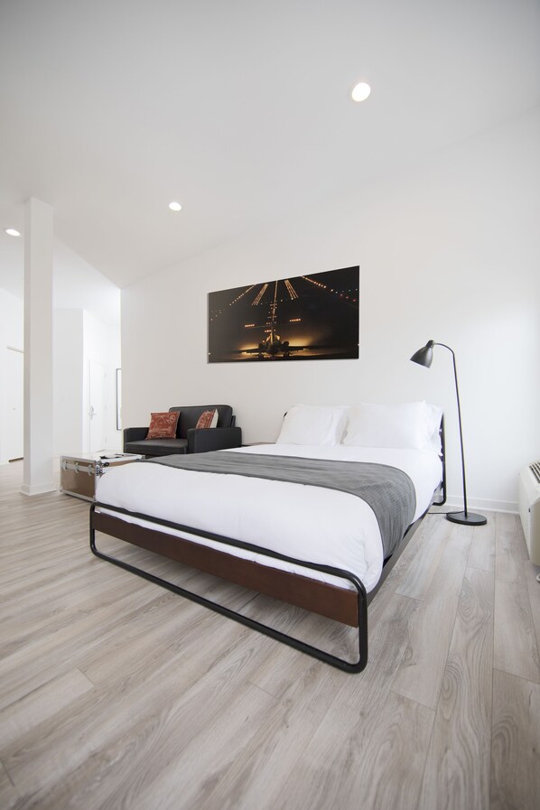 Studio Suite | Iron/ironing board, free WiFi - Ginosi 747 Apartel (Chicago)