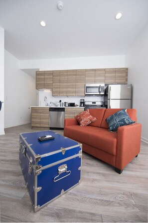 Studio | Living area | 40-inch LED TV with satellite channels, TV - Ginosi 747 Apartel (Chicago)