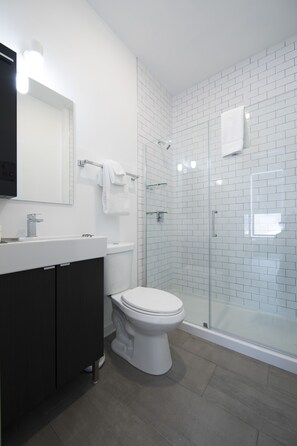 Apartamento econômico | Banheiro | Chuveiro, produtos de toalete grátis, toalhas de banho 