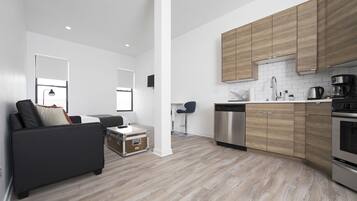 Studio Suite | Private kitchen | Fridge, microwave