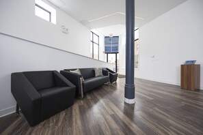 Lobby sitting area - Ginosi 747 Apartel (Chicago)