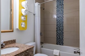 Bañera con ducha, toallas