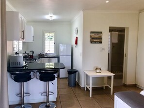 Stuga Comfort - 1 sovrum - utsikt mot trädgården | Eget kök | Stort kylskåp, mikrovågsugn, spishäll och kaffe- och tebryggare