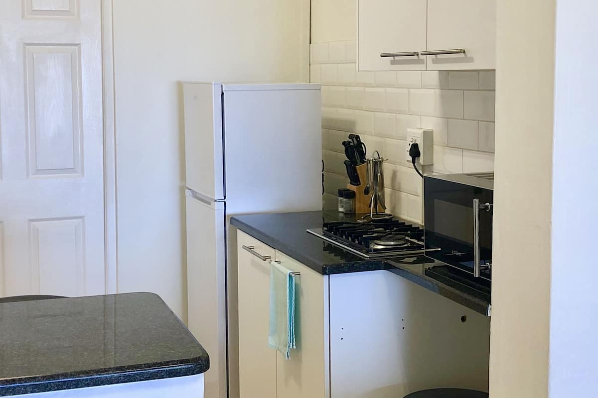Chaumière familiale, 1 chambre, vue sur la mer | Cuisine privée | Cafetière-théière, réfrigérateur grande capacité avec congélateur