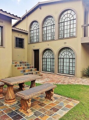 Exterior - Africlassic Garden Lodge (Sandton)