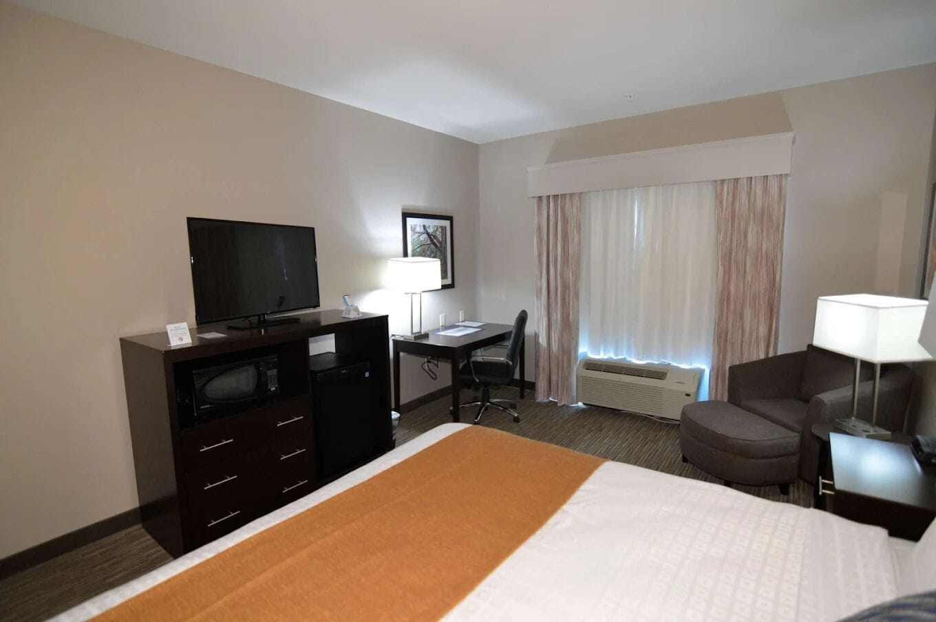 Habitación doble estándar, 2 camas Queen size, para no fumadores | Escritorio, wifi gratis y ropa de cama 