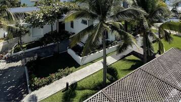 Suite panorámica, 1 cama King size, vista al jardín | 1 habitación, caja de seguridad en la habitación y ropa de cama